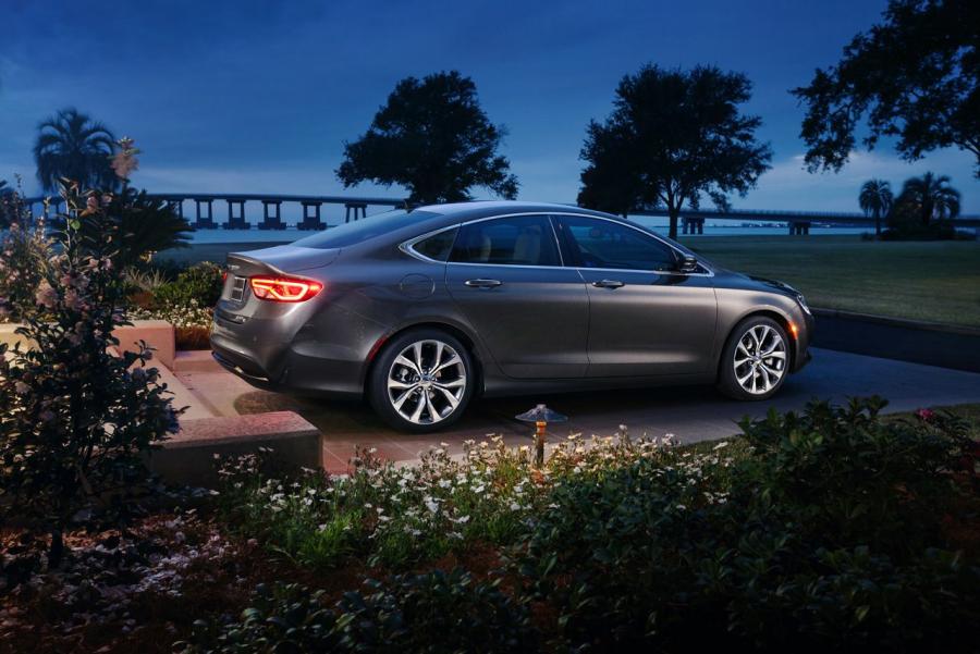  Chrysler 200 2015 года  (фото 38 из 207)